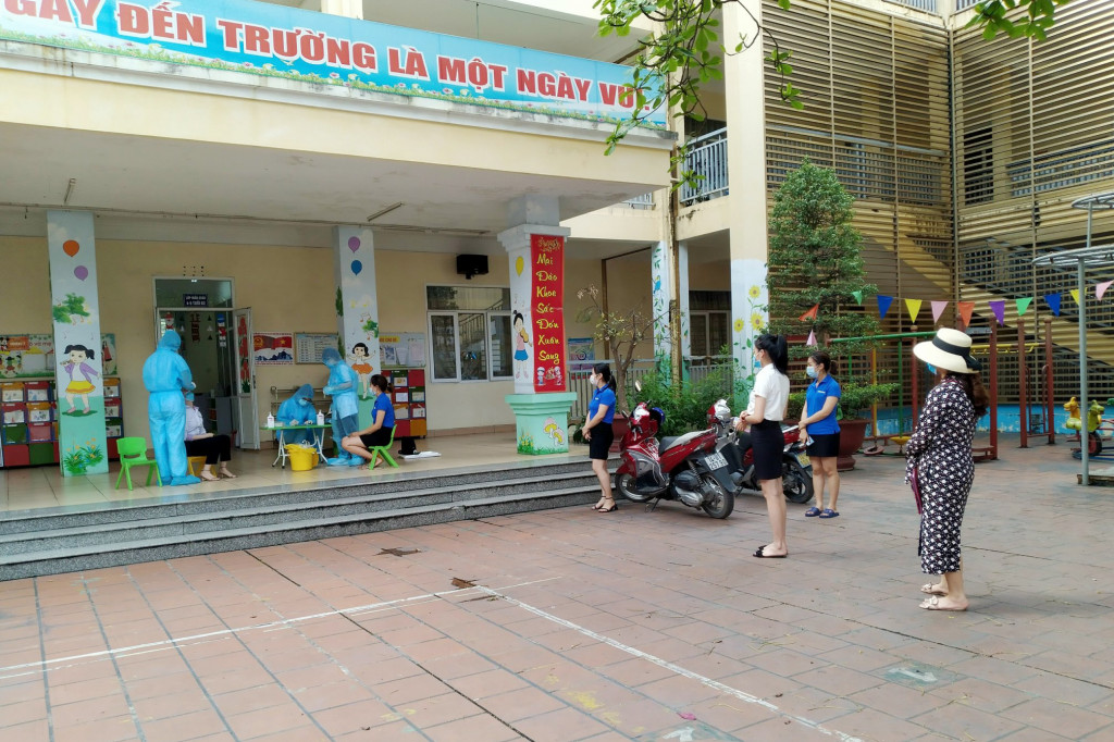 Phường Mông Dương phối hợp với lực lượng chức năng của TP Cẩm Phả lấy mẫu xét nghiệm trên địa bàn phường, tháng 6/2021.