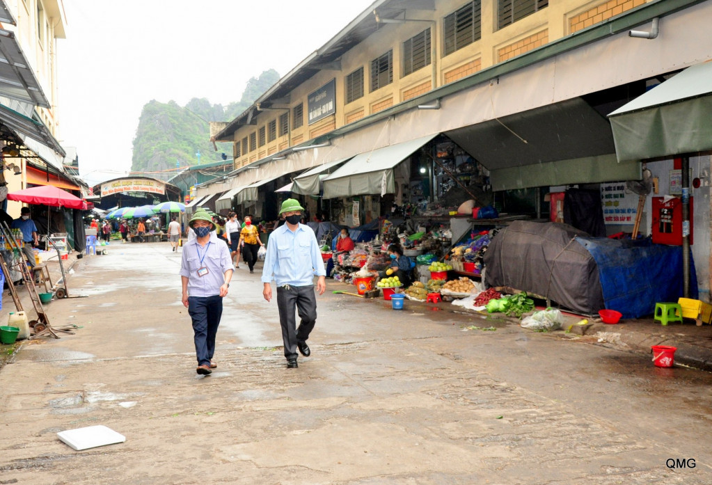 BQL chợ Hạ Long I bố trí cán bộ tuần tra, kiểm soát liên tục tại khu vực chợ, nhắc nhở người dân thực hiện nghiêm các biện pháp phòng, chống dịch bệnh.