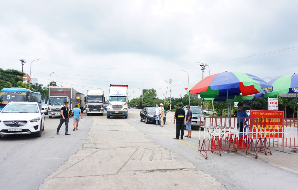 Người và phương tiện qua chốt kiểm soát khu vực cầu Đá Bạc (TP Uông Bí) được quản lý chặt chẽ.