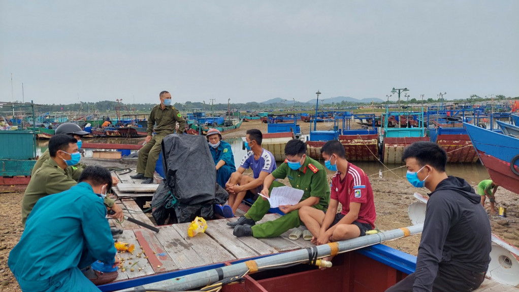 Các Tổ tự quản về an ninh trật tự phối hợp cùng Công an xã, dân quân tự vệ tuyên truyền cho bà con ngư dân về công tác đấu tranh phòng chống xuất nhập cảnh trái phép, phòng chống dịch Covid-19.
