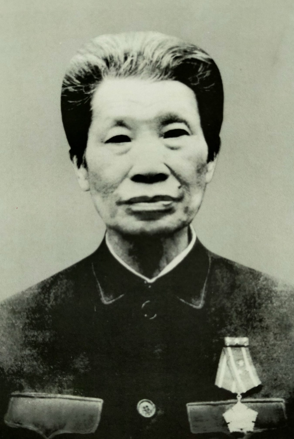 Di ảnh đồng chí Hoàng Chính.