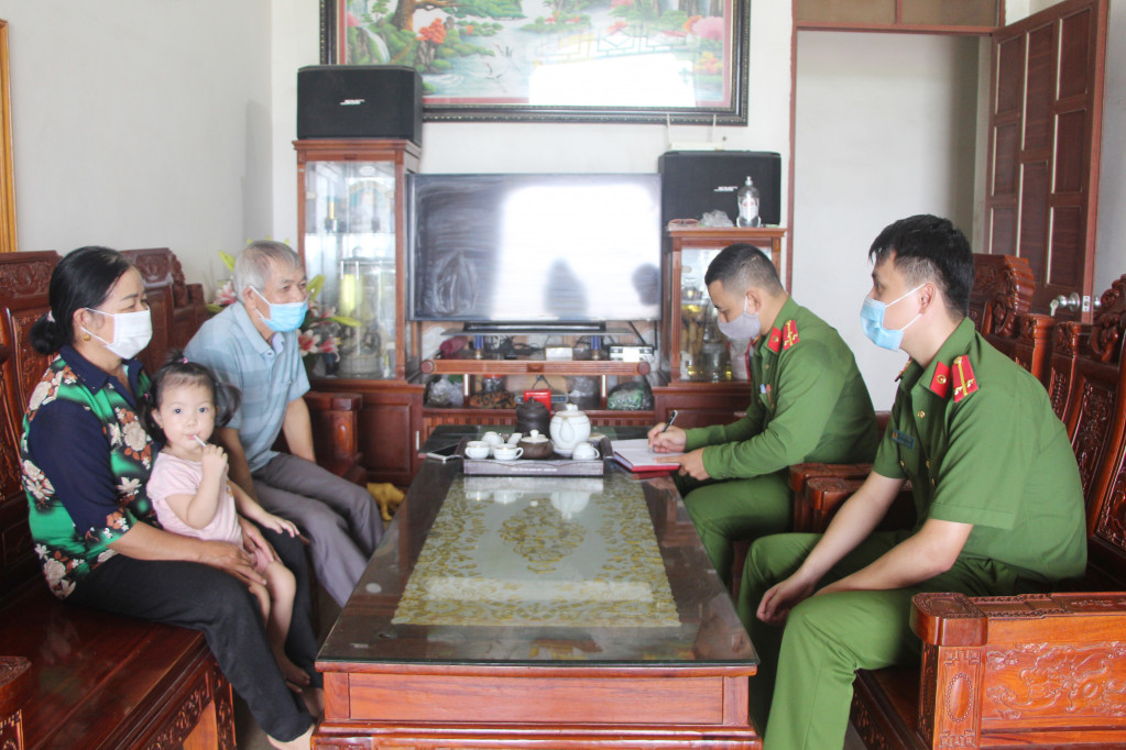 Công an xã Bình Dương (TX Đông Triều) đến nhà dân lấy thông tin nhân khẩu, tạm trú, tạm vắng.