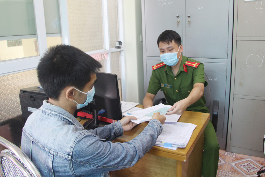 Công an xã Bình Dương tiếp nhận và giải quyết thủ tục hành chính cho người dân trên địa bàn.