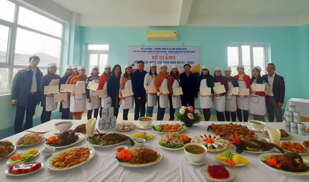 Sở LĐ-TB&XH tổ chức lớp dạy chế biến món ăn cho học viên.