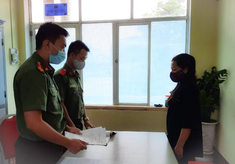 Công bố quyết định xử phạt hành chính về hành vi qua lại biên giới quốc gia mà không làm thủ tục xuất cảnh.