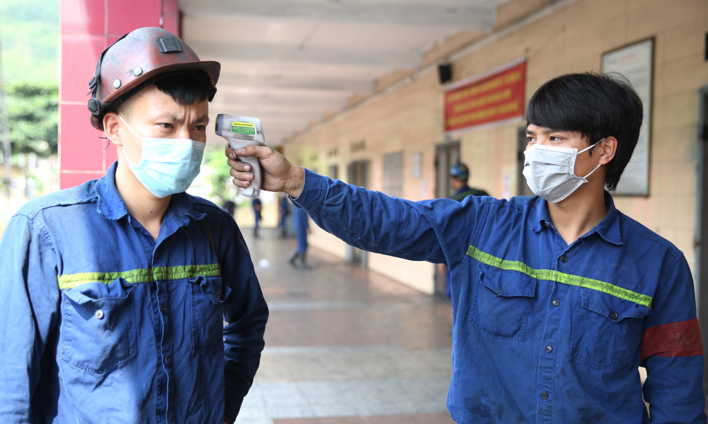 Sau buổi diễn tập các phân xưởng đều bố trí phương án sản xuất an toàn, ưu tiên hàng đầu khâu phòng chống dịch. Ảnh chụp công nhân kiểm tra thân nhiệt trước ca sản xuất hoặc ra vào lò…