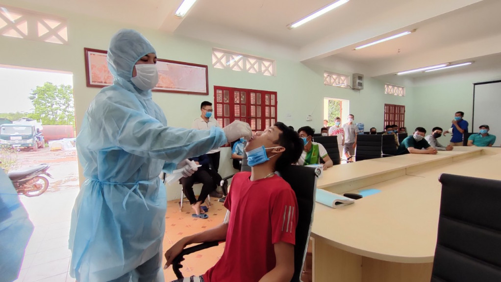 Lấy mẫu xét nghiệm đối với các công nhân lao động tại dự án cao tốc Vân Đồn - Tiên Yên.
