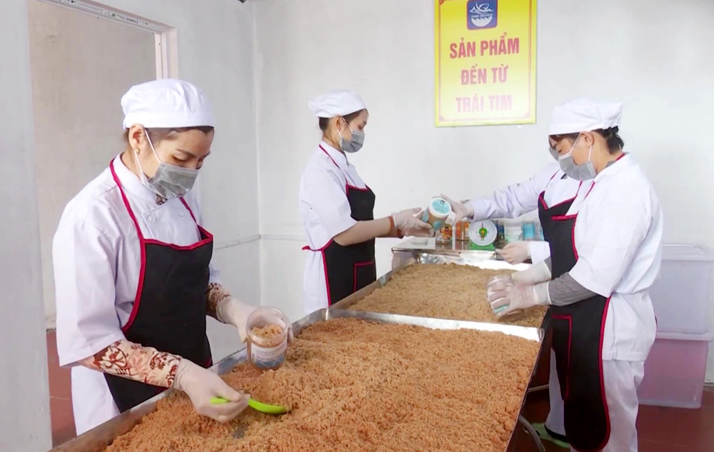 Đóng gói sản phẩm ruốc hải sản ở cơ sở Ruốc sạch Thảo Nguyên.