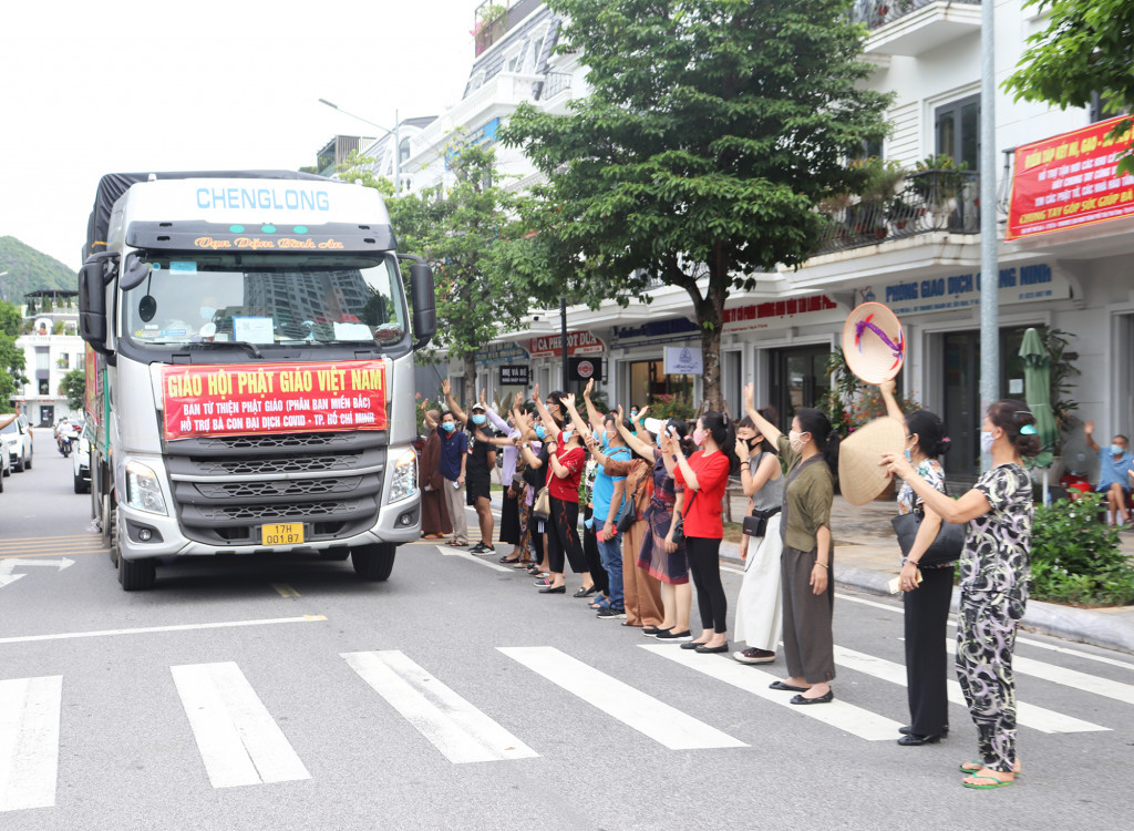 Chuyến xe chở nhu yếu phẩm đã xuất phát từ điểm tập kết hàng hóa tại Khu đô thị Vinhomes Hạ Long tới với đồng bào miền Nam.