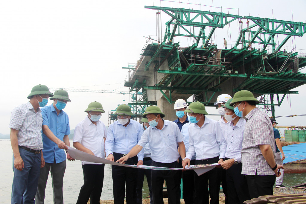 kiểm tra tiến độ thi công tuyến cao tốc Vân Đồn - Tiên Yên.