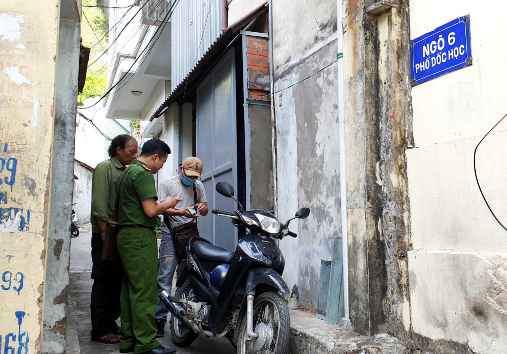 Cảnh sát khu vực Công an phường Hồng Gai, TP Hạ Long nắm tình hình tại các khu dân cư.