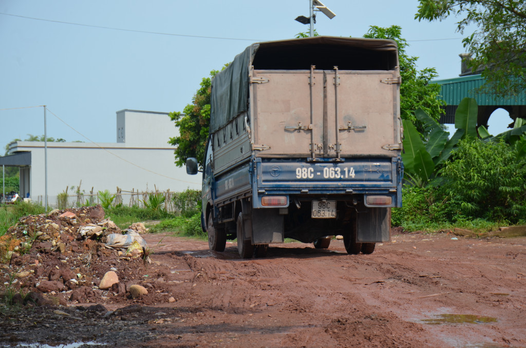 Thay bằng dùng mạt, bây để khắc phục, đơn vị thi công lại lấy đất, đá để vá víu vào những đoạn bị cày nát khiến cho con đường ngập ngụa bùn, đất vào ngày mưa.