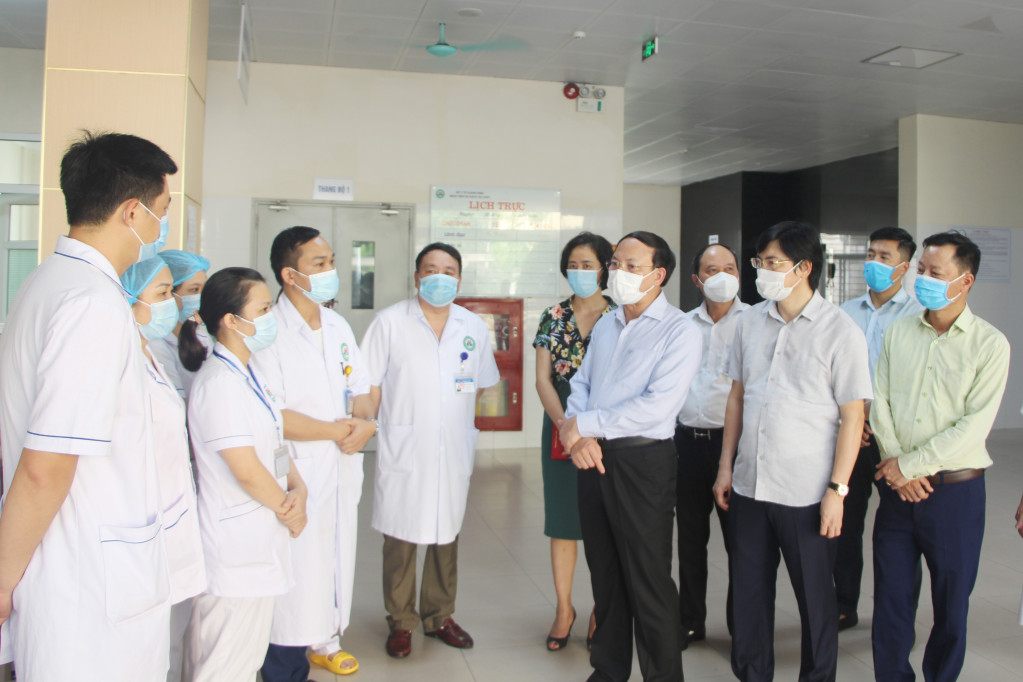 Đồng chí Bí thư Tỉnh ủy trò chuyện với các y, bác sỹ tại Bệnh viện Đa khoa Hạ Long.