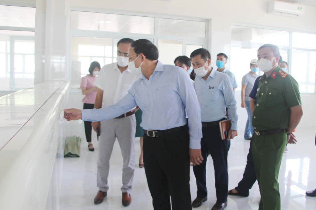 Đồng chí Bí thư Tỉnh ủy kiểm tra trang thiết bị tại Bệnh viện Lão khoa.
