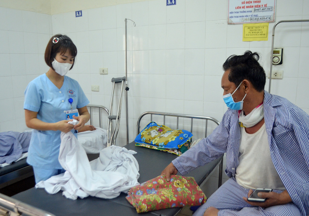 Hằng ngày cần mẫn với công việc hộ lý, nhưng khi có đợt hiến máu chị Nguyễn Thị Hài luôn sẵn sàng tham gia.