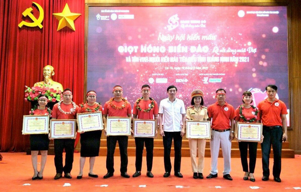 Chị Nguyễn Thị Hài (thứ 2, phải sang) được tôn vinh vì có thành tích xuất sắc trong phong trào Hiến máu tình nguyện năm 2021