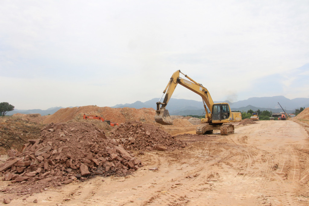 Tuyến đường trung tâm TX Đông Triều đang được gấp rút hoàn thành.