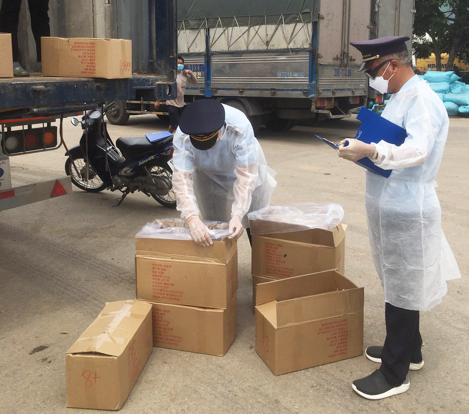 Chi cục Hải quan Cửa khẩu Hoành Mô kiểm tra hàng hoá xuất khẩu tại Cửa khẩu Hoành Mô.