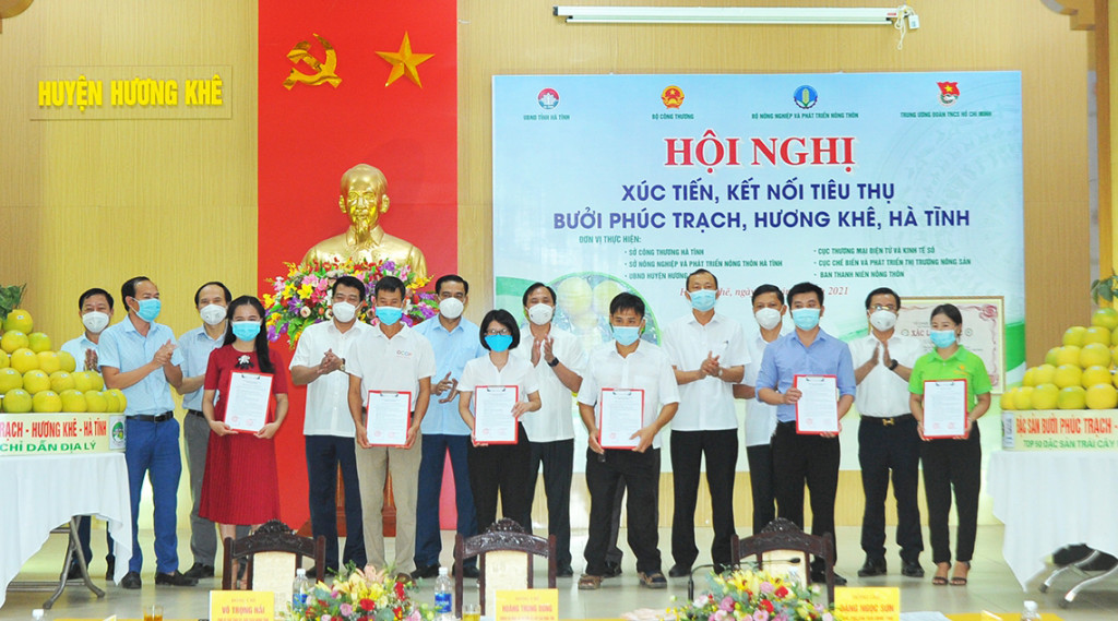 Các đơn vị trao đổi biên bản thoả thuận ghi nhớ, hợp tác tiêu thụ bưởi Phúc Trạch tại hội nghị.