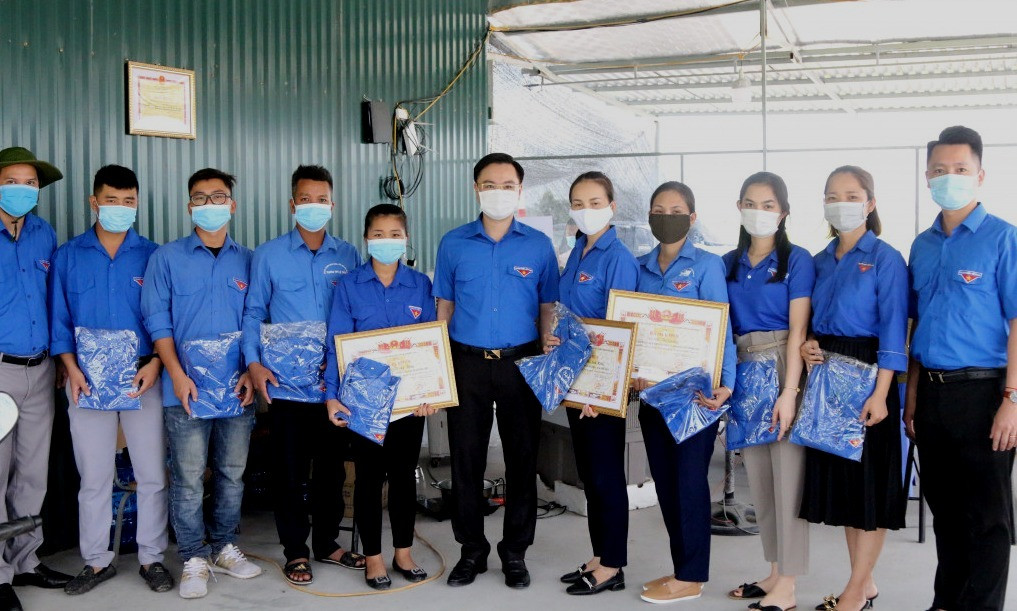 Đồng chí: Hoàng Văn Hải - Bí thư Tỉnh đoàn trao tặng áo xanh thanh niên cho đội hình