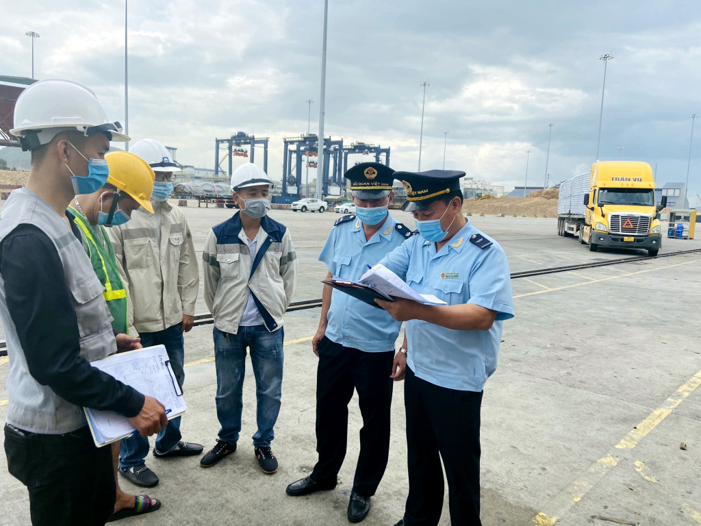 Với tinh thần hỗ trợ tối đa cho hoạt động xuất nhập khẩu của doanh nghiệp trong những ngày nghỉ Lễ, Cục Hải quan Quảng Ninh đã chỉ đạo tất các Chi cục Hải quan trực thuộc bố trí đầy đủ cán bộ công chức tại các khâu nghiệp vụ trực vào các ngày nghỉ lễ Quốc khánh. Theo đó, tại các chi cục vẫn bố trí cán bộ công chức để giải quyết thủ tục cho doanh nghiệp và thực hiện nghiệm chế độ báo cáo ngày của các ngày nghỉ lễ để lãnh đạo Cục, Chi cục nắm tình hình cũng như kịp thời chỉ đạo giải quyết những kh