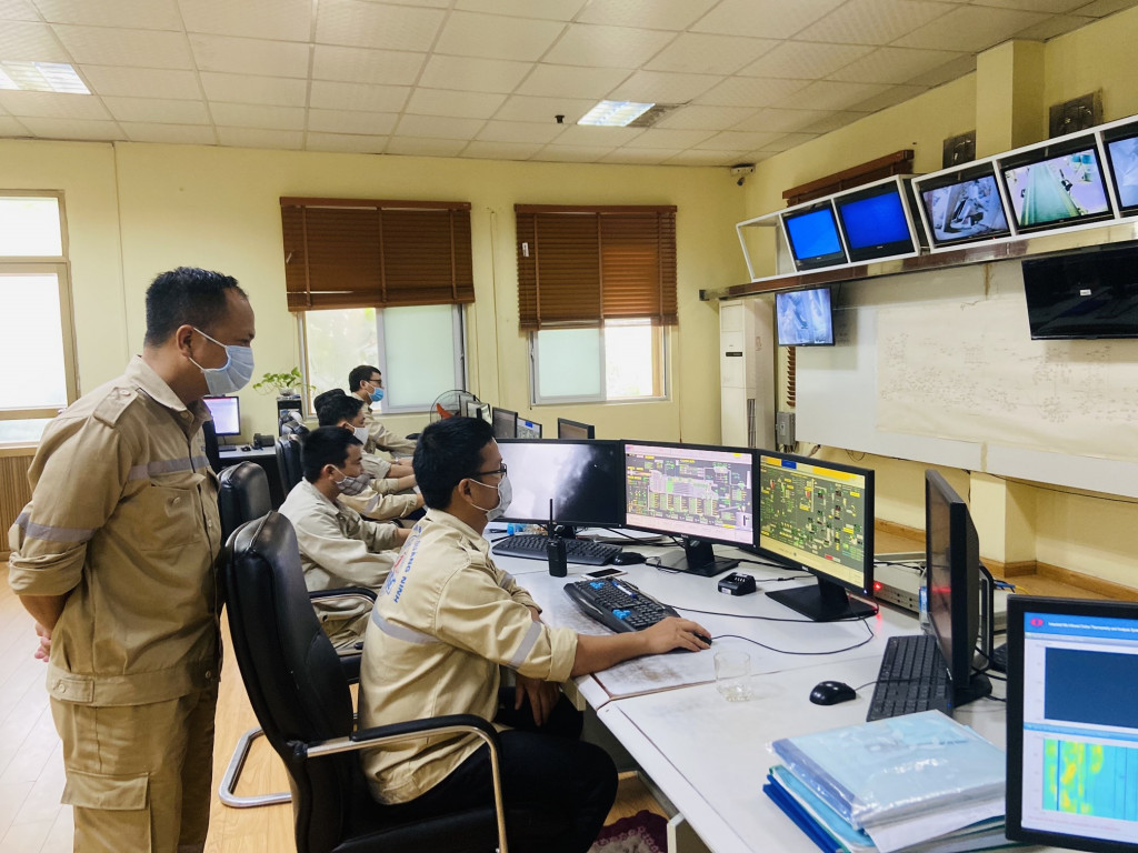 Cán bộ trực tại Trung tâm điều hành của Nhà máy xi măng Lam Thạch (phường Phương Nam, TP Uông Bí). Dự kiến năm 2021, Nhà máy xi măng Lam Thạch (phường Phương Nam, TP Uông Bí) sẽ sản xuất, tiêu thụ 1,4 tấn xi măng và clinker, do đó trong những ngày này, Trung tâm điều hành sản xuất của nhà máy vẫn duy trì làm việc như những ngày thường.