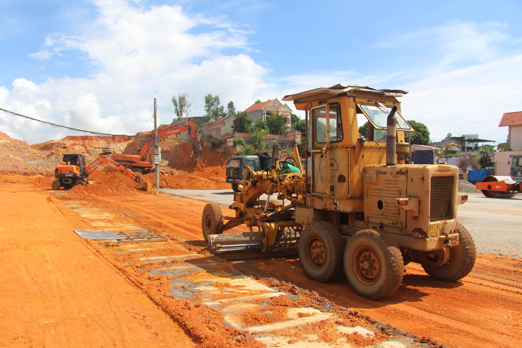 Các dự án giao thông trọng điểm trên địa bàn tỉnh vẫn đang tăng tốc thi công đảm bảo đúng tiến độ. Dự án Đường nối cầu Cửa Lục 1 và ngã 3 Kênh Đồng