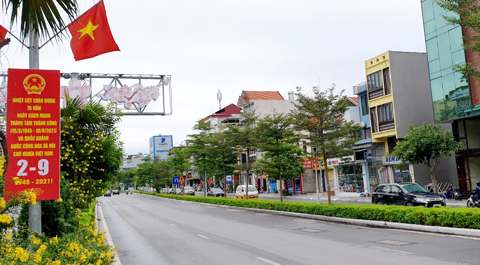 Ngày 2/9 hàng năm các tuyến đường trên địa tỉnh đều đông đúc người và xe cộ. Nhưng năm nay trước diễn biến phức tạp của dịch bệnh, mọi người tuân thủ nghiêm quy định về phòng dịch vì vậy mà trên các tuyến đường rất ít phương tiện đi lại.