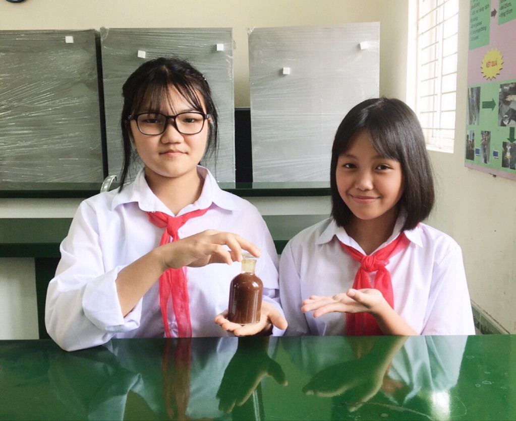 Hai em học sinh