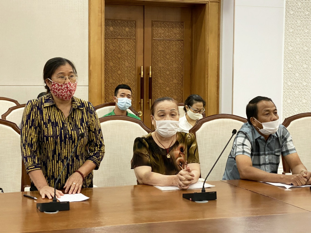 Các đơn vị, hộ kinh doanh hàng hóa thảo luận tại cuộc họp.