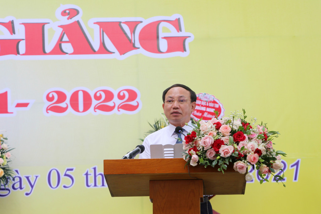 Đồng chí Bí thư Tỉnh ủy, Chủ tịch HĐND tỉnh phát biểu tại buổi lễ.