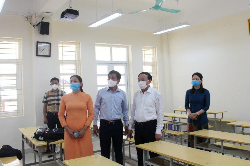 Đồng chí Bí thư Tỉnh ủy cùng lãnh đạo Sở Giáo dục và Đào tạo, TP Hạ Long kiểm tra cơ sở vật chất của Trường THPT Hòn Gai.