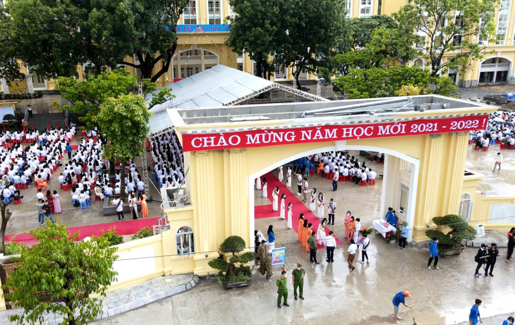 Trường THPT Hòn Gai (TP Hạ Long) nô nức trong ngày khai trường.