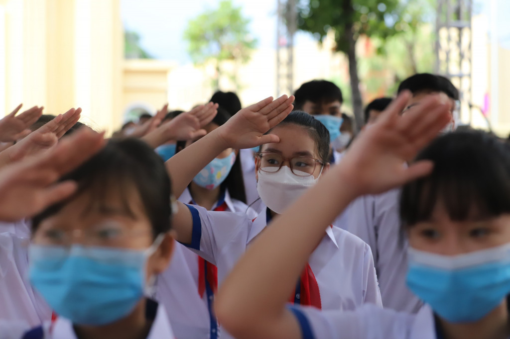 Các em học sinh Trường THPT Hòn Gai làm lễ chào cờ.