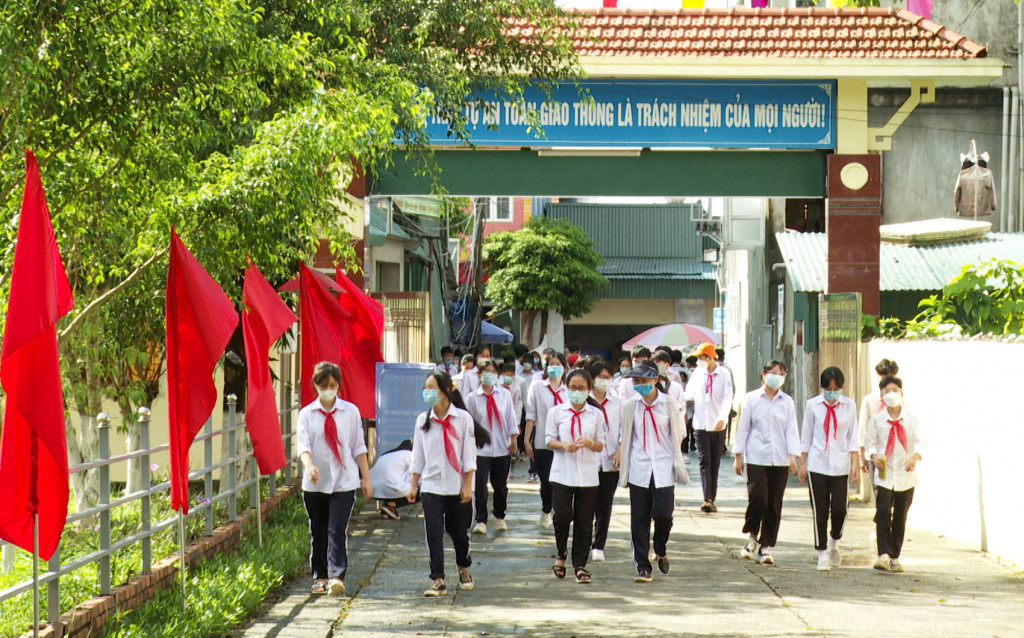Các học sinh trên địa bàn huyện Vân Đồn hân hoan trong ngày tựu trường.