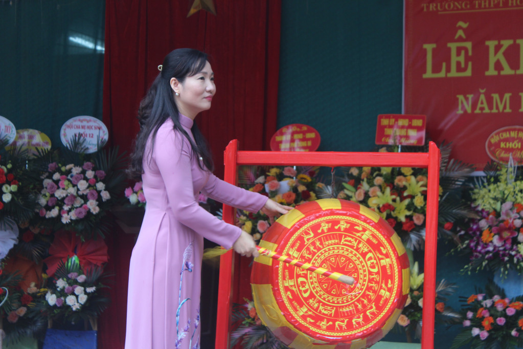 Đồng chí Nguyễn Thị Hạnh, Tỉnh ủy viên, Phó Chủ tịch UBND tỉnh gióng trống khai giảng năm học mới 2021-2022.