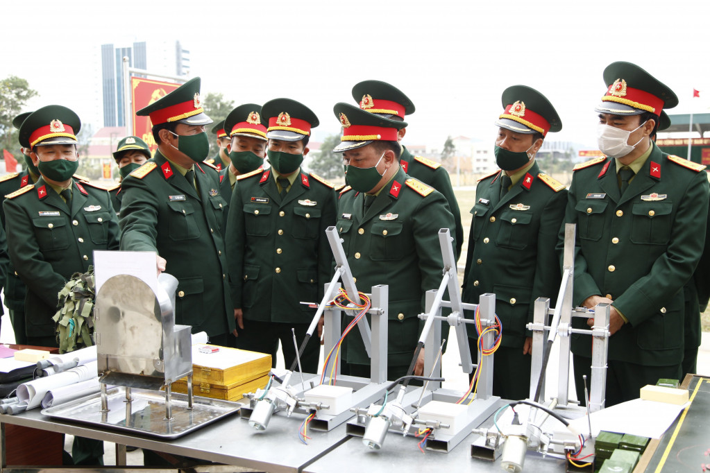 Lãnh đạo Bộ CHQS tỉnh tham quan mô hình học cụ huấn luyện tại Trung đoàn 244, tháng 2/2021. Ảnh: Văn Đảm (CTV)