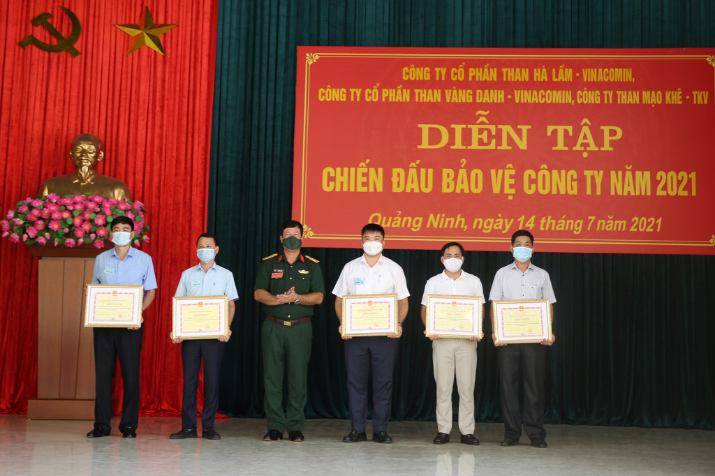 Các tập thể được UBND tỉnh tặng bằng khen vì đã hoàn thành công tác chuẩn bị và thực hành diễn tập chiến đấu bảo vệ công ty năm 2021.