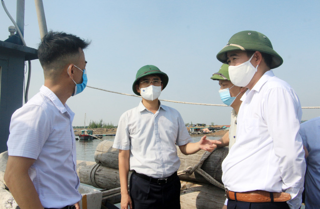 Đồng chí Phạm Văn Thành, Phó Chủ tịch UBND tỉnh yêu cầu các đơn vị, địa phương liên quan rà soát, lập danh sách những ngư dân cần được hỗ trợ trong triển khai lắp đặt hệ thống giám sát hành trình trong khai thác thủy sản.