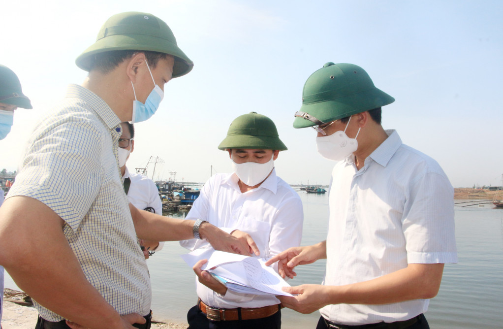 Đồng chí Phạm Văn Thành, Phó Chủ tịch UBND tỉnh kiểm tra danh sách ngư dân TX Quảng Yên thuộc diện phải lắp đặt thiết bị giám sát hành trình trong khai thác thủy sản.