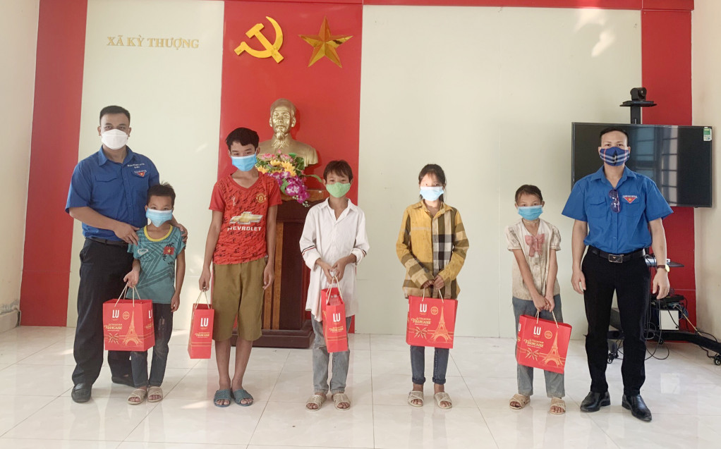 Cán bộ Thành Đoàn Hạ Long trao tặng những phần quà Tết Trung thu ý nghĩa đến trẻ em nghèo xã Kỳ Thượng.