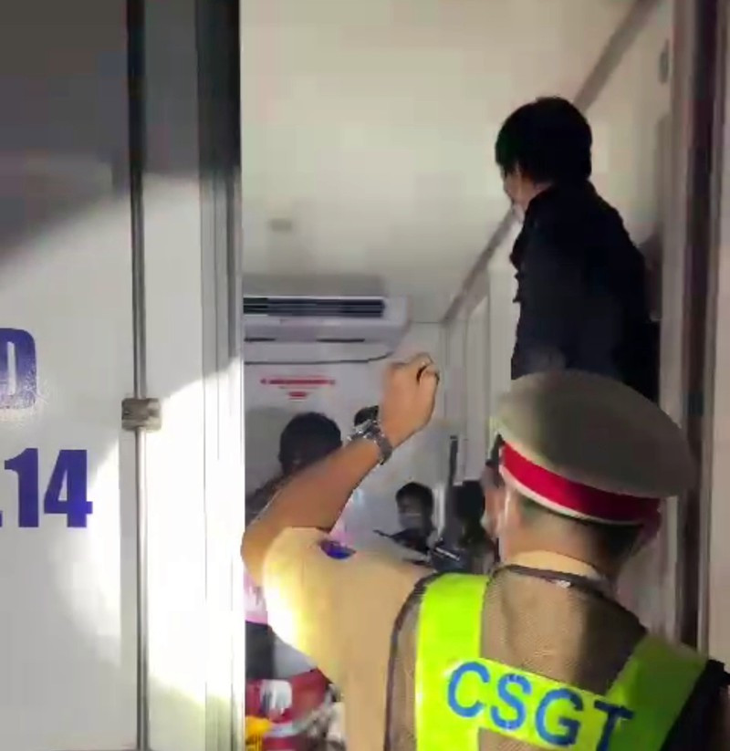 Sốc: 15 người có cả trẻ em trong thùng xe đông lạnh 'thông chốt' - ảnh 3