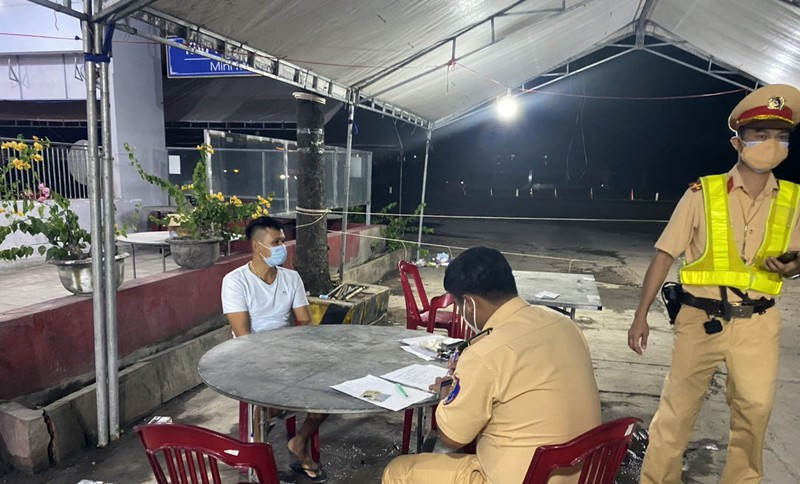 Sốc: 15 người có cả trẻ em trong thùng xe đông lạnh 'thông chốt' - ảnh 4