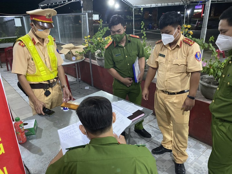 Sốc: 15 người có cả trẻ em trong thùng xe đông lạnh 'thông chốt' - ảnh 5