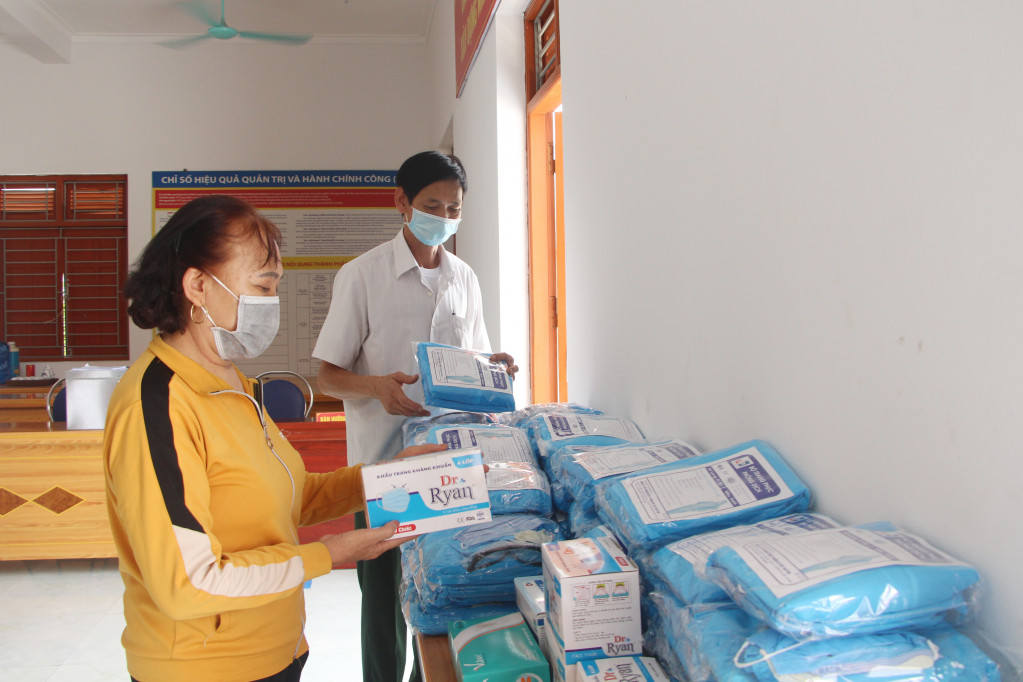 Đảng viên Chi bộ thôn Trại Thông (xã Bình Khê, TX Đông Triều) chuẩn bị chu đáo cho cuộc bầu cử ĐBQH và đại biểu HĐND các cấp trên địa bàn, tháng 5/2021.