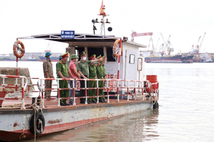 Công an TX Quảng Yên kiểm soát chặt tại khu vực bến Phà Rừng.