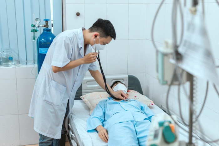 Bác sĩ Bệnh xá Công an tỉnh kiểm tra sức khỏe cho CBCS thuộc nhóm đối tượng có nguy cơ cao lây nhiễm Covid-19.