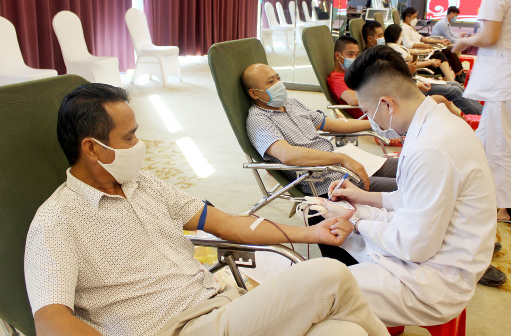 Đông đảo cán bộ, nhân viên, người lao động các công ty trên địa bàn tham gia hiến máu tình nguyện.