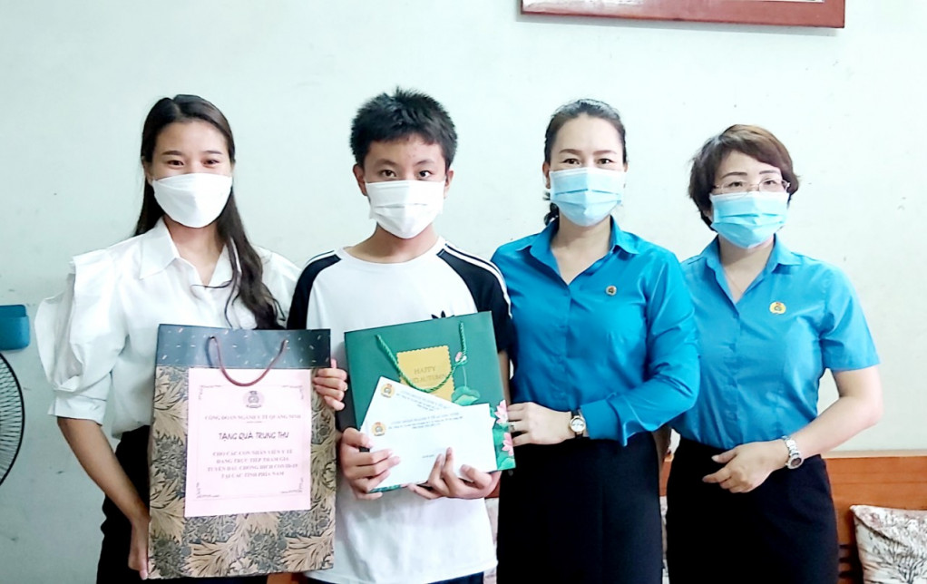 Đồng chí Hoàng Thị Hồng Phấn, Chủ tịch Công đoàn viên chức tỉnh trao tặng quà trung thu cho con Bác sĩ Đào Hồng Ngự, Trưởng đoàn công tác của Bệnh viện Bãi Cháy tham gia hỗ trợ phòng chống dịch tại tỉnh Bình Dương.