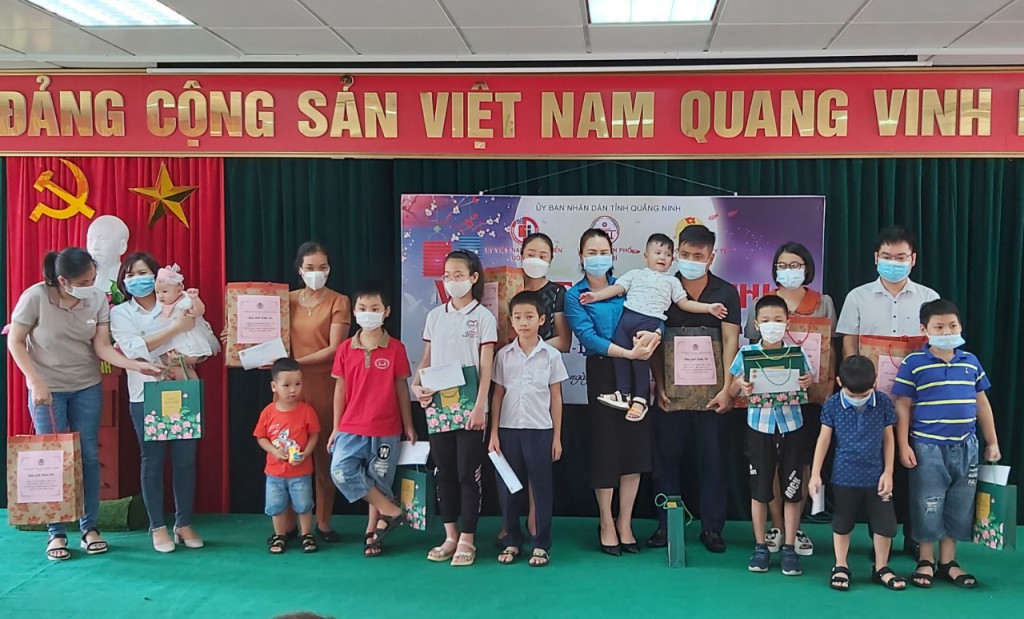 56 suất quà được Công đoàn ngành Y tế trao tặng cho con các y bác sĩ Bệnh viện Việt Nam-Thụy Điển tham gia chống dịch phía Nam.